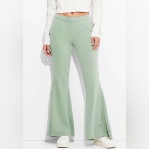 🌸NWT WILD FABLE GREEN FLARE SWEAT PANTS SIZE XXS🌸